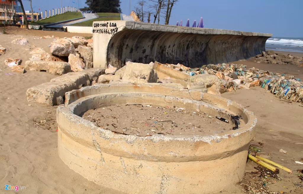 Cũng theo vị Phó chủ tịch phường, việc tồn tại của bức tường đá đã ảnh hưởng đến hoạt động kinh doanh của người dân. Việc khắc phục nằm ngoài khả năng của phường.