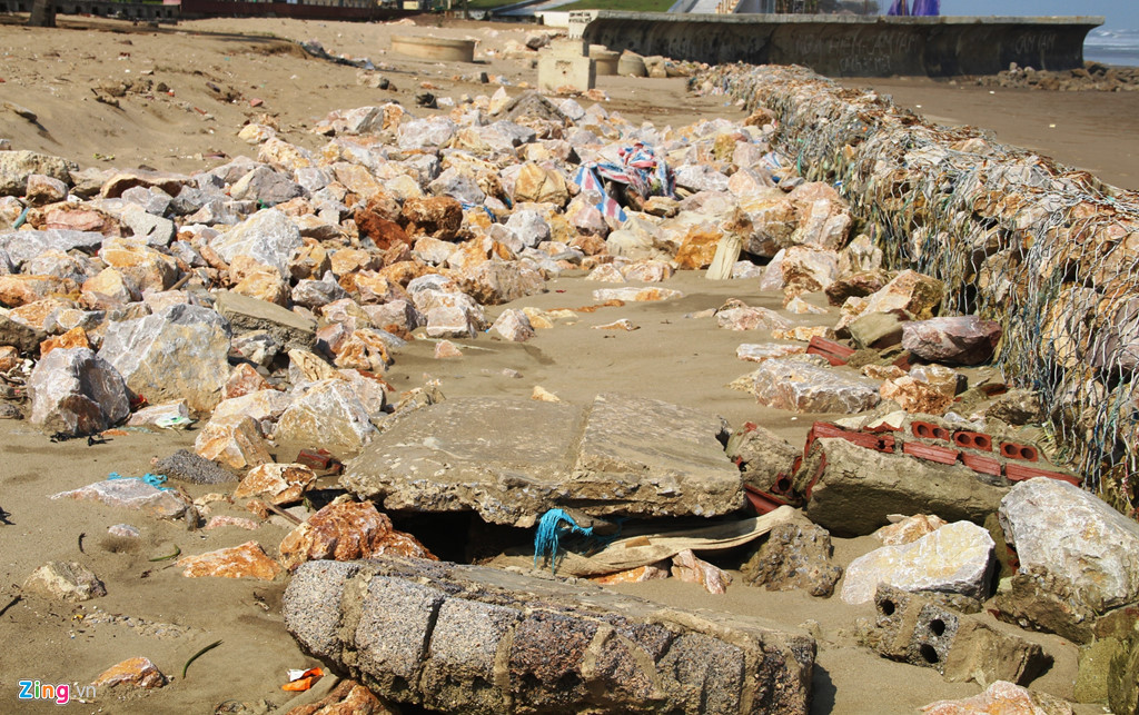 Khu vực này bị sóng đánh nhiều khiến đá văng khắp nơi trên bãi cát.