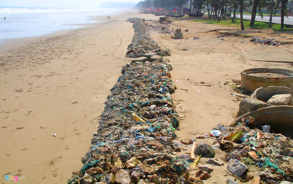Bãi tắm D (phường Quảng Cư, TP Sầm Sơn, Thanh Hóa) tồn tại một bức tường đá đặt trên cát, chạy song song với đường Hồ Xuân Hương.