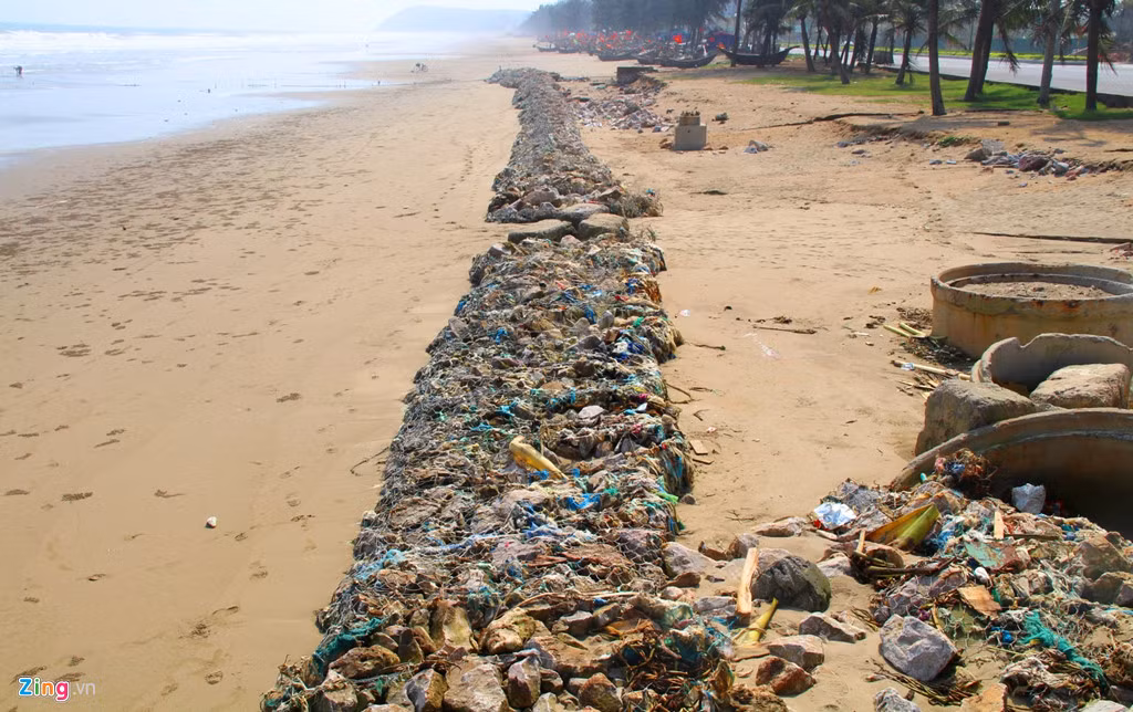 Bãi tắm D (phường Quảng Cư, TP Sầm Sơn, Thanh Hóa) tồn tại một bức tường đá đặt trên cát, chạy song song với đường Hồ Xuân Hương.