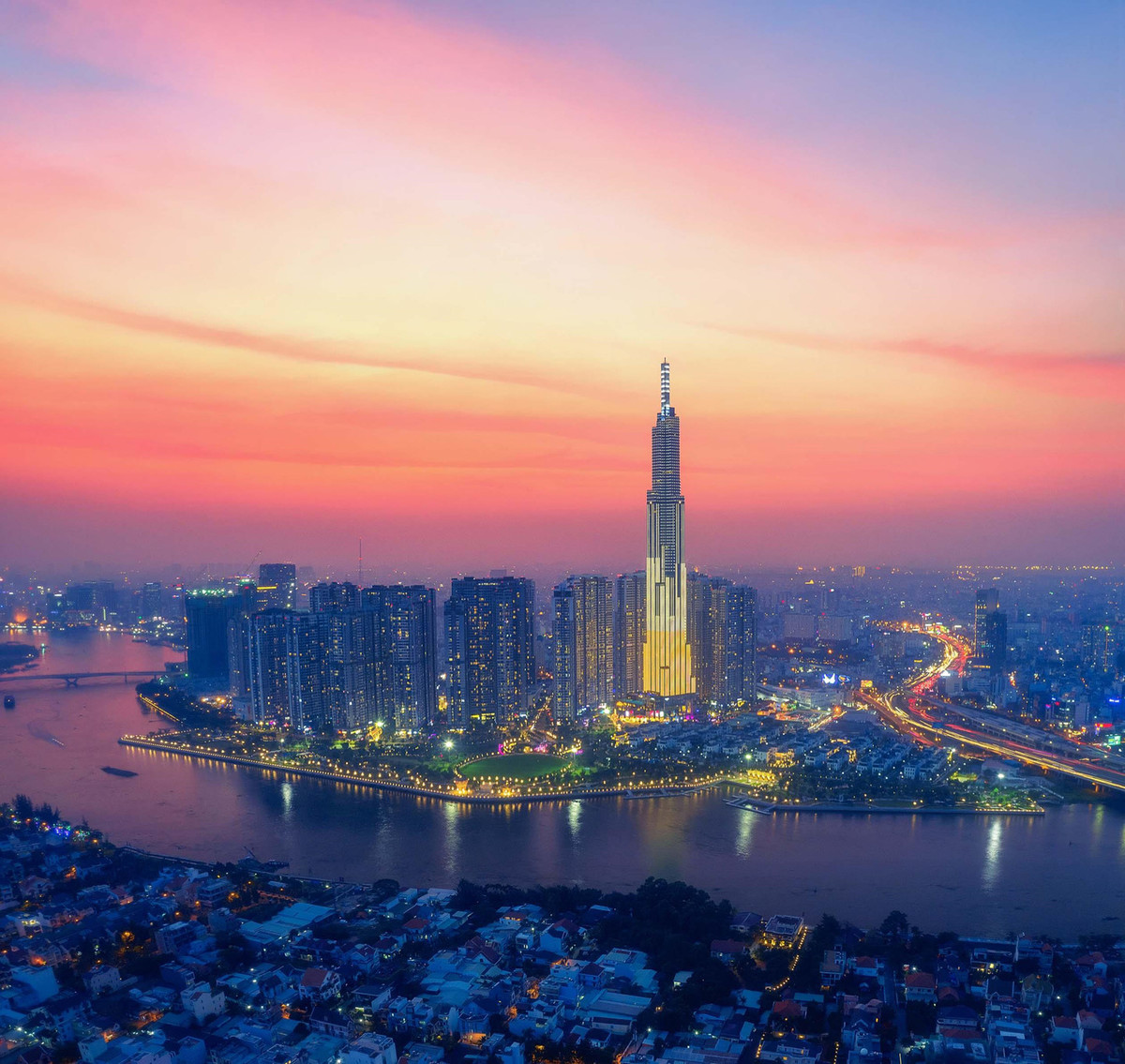 Có khi bạn sẽ ngỡ rằng Sài Gòn dường như không ngủ. Đêm xuống, ánh điện thành phố lung linh, rọi sáng từng ngõ ngách và âm thanh náo nhiệt trên đường phố tưởng chừng như chưa ngừng nghỉ giây phút nào.