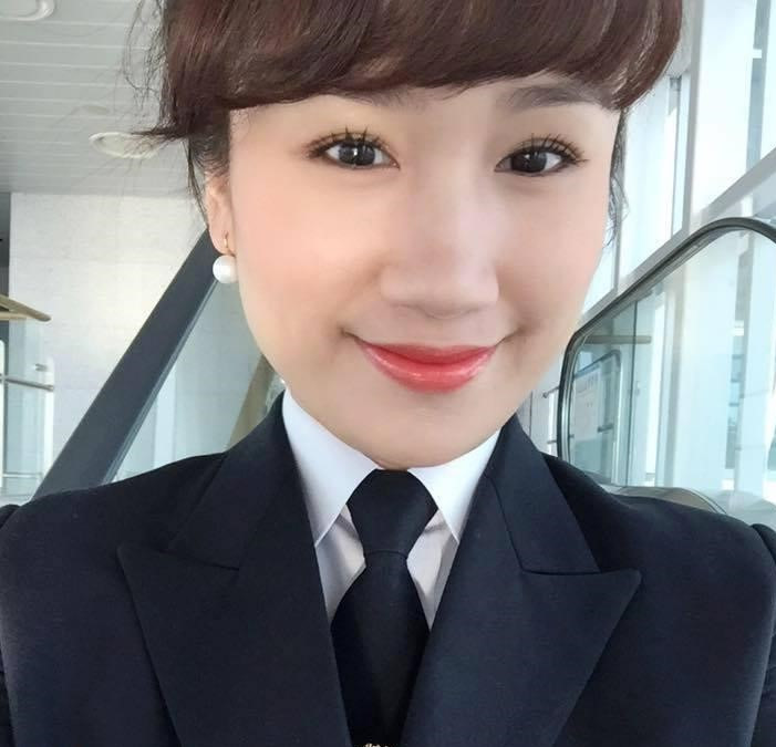 Trang Nhung chia sẻ cô đến với nghề như một cái duyên, ban đầu chỉ là sự tình cờ nhưng sau này, khi chính thức học, làm quen với máy bay, với buồng lái, với bầu trời, cô mới cảm thấy hình như mình sinh ra là để làm công việc này.