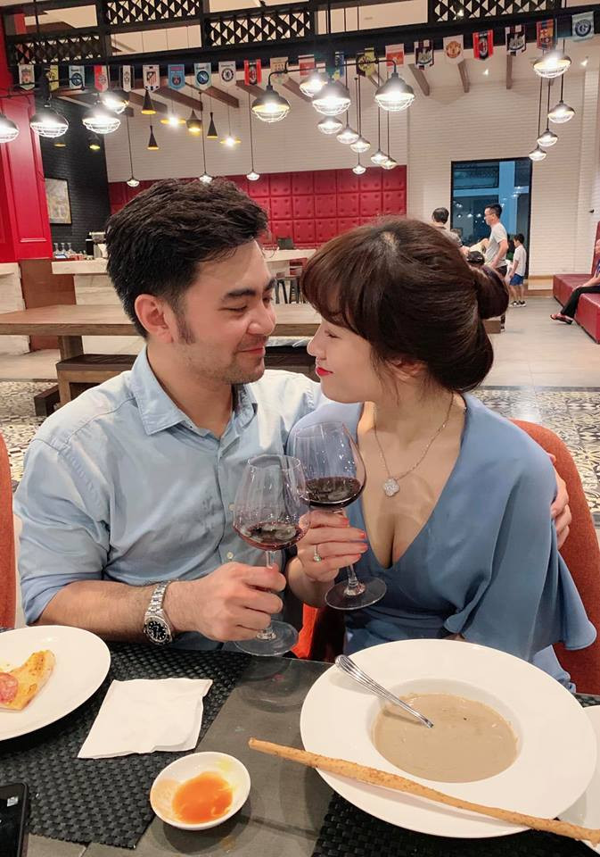 Hình ảnh mặn nồng của vợ chồng nữ phi công nhân ngày Quốc tế phụ nữ 8/3.