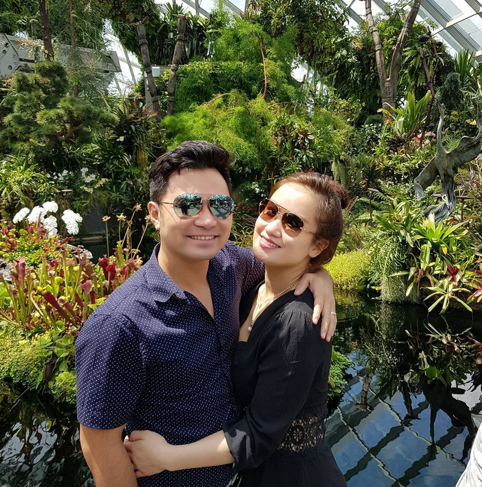 Nữ phi công sinh năm 1987 đã lập gia đình và có 2 cậu con trai kháu khỉnh. Chồng của Trang Nhung - phi công cũng từng là cơ trưởng trẻ nhất của hãng hàng không VietNam Airlines.