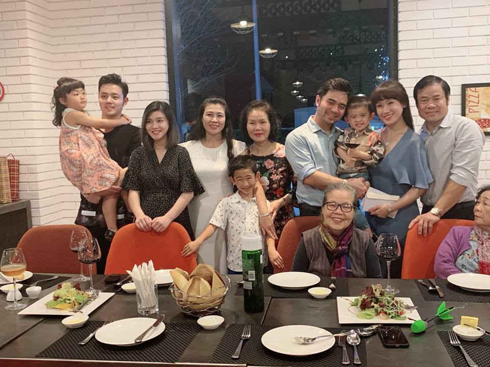 Ngoài "giỏi việc nước" nữ phi công xinh đẹp còn "đảm việc nhà".