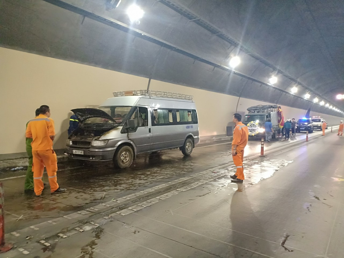 Xe tang boc chay ngun ngut trong ham Hai Van