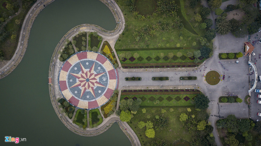 Trên mặt đất, chủ đầu tư cho biết sẽ xây dựng vườn hoa, khu vui chơi trẻ em bù vào phần đất đã xén đi. Đề xuất này đã được lãnh đạo UBND TP. Hà Nội đồng ý và giao Sở Quy hoạch và Kiến trúc hướng dẫn thực hiện.