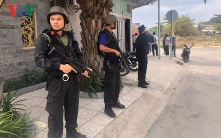 Qua công tác theo dõi địa bàn, các trinh sát C04 – Bộ Công an phát hiện nhiều đối tượng quốc tịch Trung Quốc, Lào và Việt Nam tuồn ma túy từ nước ngoài vào Việt Nam qua khu vực cửa khẩu Bờ Y (Kon Tum), sau đó chuyển đến TPHCM và nhiều tỉnh thành khác tiêu thụ nên lập chuyên án để triệt phá.