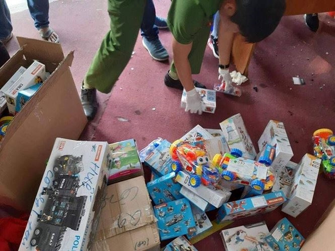 Các đối tượng ngụy trang bằng kho hàng đồ chơi. (Ảnh: Tiền phong)