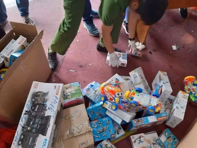Các đối tượng ngụy trang bằng kho hàng đồ chơi. (Ảnh: Tiền phong)