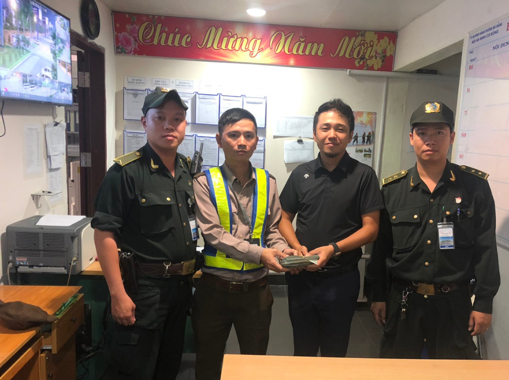 Du khach Trung Quoc bo quen 700 trieu o bai do xe san bay