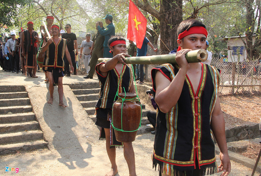 Đối với người dân tộc M'Nông nói riêng hay các dân tộc tại Tây Nguyên rượu cần không thể thiếu trong các dịp lễ hội, đám đình của làng.