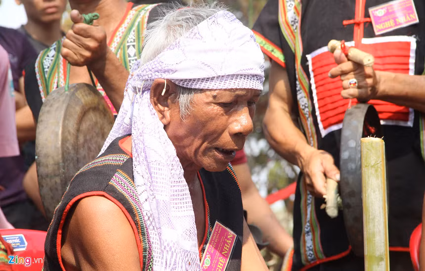 Già làng Y Hăn đọc những lời khấn, cầu mong thần nước mang nước, nguồn sức sống quan trọng nhất đến cho buôn làng…