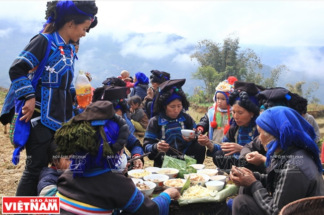 Từ sáng sớm gia đình của người quá cố và những người đàn ông, thanh niên trong bản cùng nhau sửa sang lại mộ phần. Trên mộ cắm một cây nêu, trên cây nêu treo những con giống bằng giấy gấp hình chim hạc, con thuyền. Sau khi mộ phần được sửa sang sẽ tiến hành gắn bia và viết tên người quá cố.