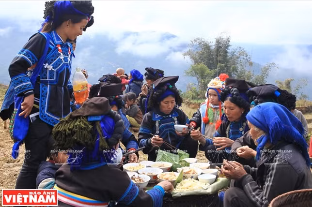 Từ sáng sớm gia đình của người quá cố và những người đàn ông, thanh niên trong bản cùng nhau sửa sang lại mộ phần. Trên mộ cắm một cây nêu, trên cây nêu treo những con giống bằng giấy gấp hình chim hạc, con thuyền. Sau khi mộ phần được sửa sang sẽ tiến hành gắn bia và viết tên người quá cố.