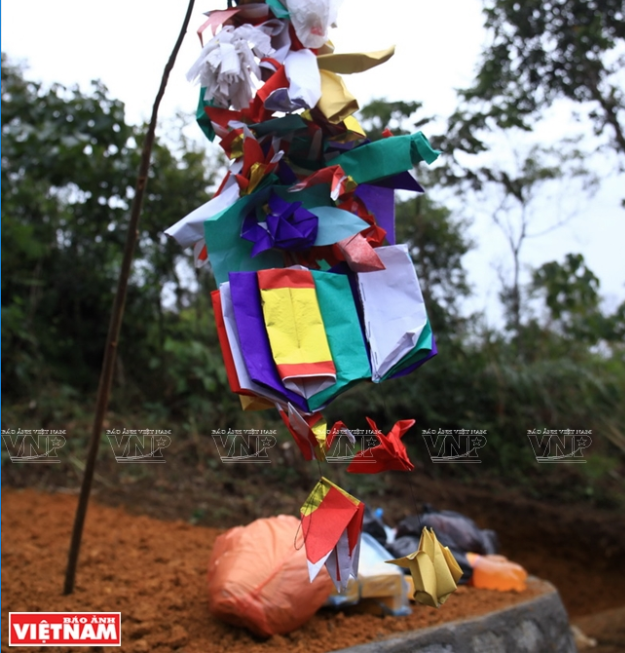 Theo lệ, sau khi người chết chôn được ba năm thì gia đình tiến hành thăm viếng mộ phần và tảo mộ. Nếu như ở miền xuôi tảo mộ hay sang cát cho người quá cố được thực hiện theo từng gia đình, với người Hà Nhì đây là công việc chung của cả thôn, bản thể hiện sự đoàn kết tương trợ lẫn nhau.