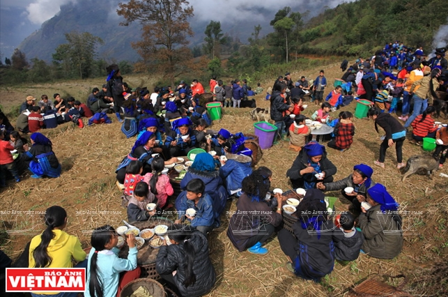 Đến giờ được chọn, thầy cúng sẽ tiến hành lễ cúng mời người quá cố về hưởng lộc. Mâm cúng với rượu, cơm nếp, vàng hương, đầu lợn được đặt trước cửa mộ - nơi ra vào của linh hồn người quá cố. Thầy cúng khấn xong thì mỗi gia đình trong bản sẽ mang một bó hương đến đốt và cắm bên mộ, đồng thời chia phần cơm nếp, thức ăn, rượu, bánh kẹo trước mộ người quá cố.