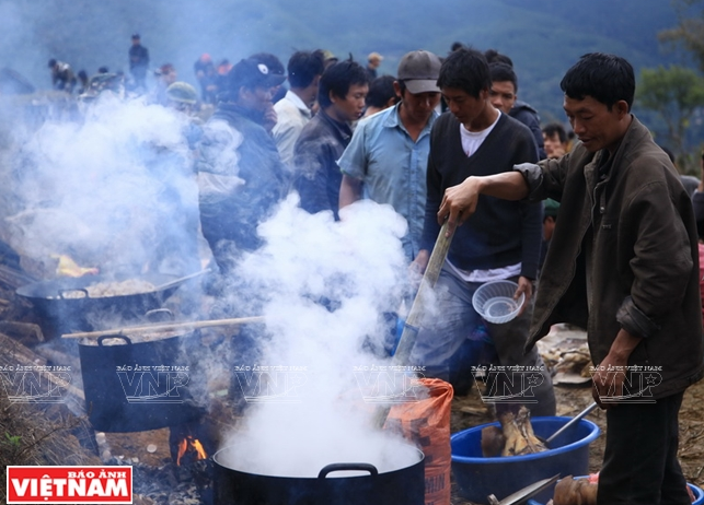 Trước ngày lễ tảo mộ, gia đình một mặt chuẩn bị đồ cúng lễ chu đáo, một mặt thông báo để cả bản biết và tham gia. Đồ lễ cúng gồm gà trống, gạo nếp, trứng luộc, vàng hương… Các gia đình khác trong bản cũng chuẩn bị đồ ăn. Cả bản sẽ giết thịt một con lợn to lấy đầu và đuôi làm lễ cúng người quá cố, phần còn lại được chế biến thành các món ăn truyền thống để cả làng thưởng thức sau lễ cúng.
