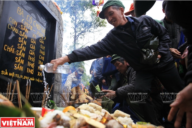 Từ chợ phiên Ý Tý chúng tôi xuôi xuống thôn Choỏn Thèn, nơi tập trung đông đảo người Hà Nhì sinh sống. Lễ tảo mộ là một trong những phong tục lâu đời của người Hà Nhì, thường được tổ chức vào dịp cuối năm và mùa xuân.