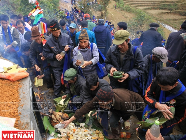 Sống trên những vùng núi cao nhất của Tây Bắc hiểm trở, người Hà Nhì có nhiều lễ hội và phong tục độc đáo. Phong tục tảo mộ không chỉ hàm chứa nhiều nghi lễ độc đáo, mà còn thể hiện bản sắc, tinh thần cộng đồng của người Hà Nhì
