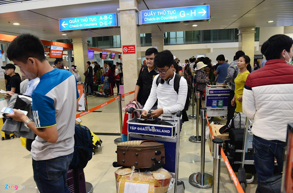 Ở tiêu chí khu vực làm thủ tục hàng không, sân bay Tân Sơn Nhất tăng điểm so với năm 2017 khi được cải thiện với việc thêm nhiều quầy làm thủ tục bên cạnh check-in bằng cột riêng, check-in online.