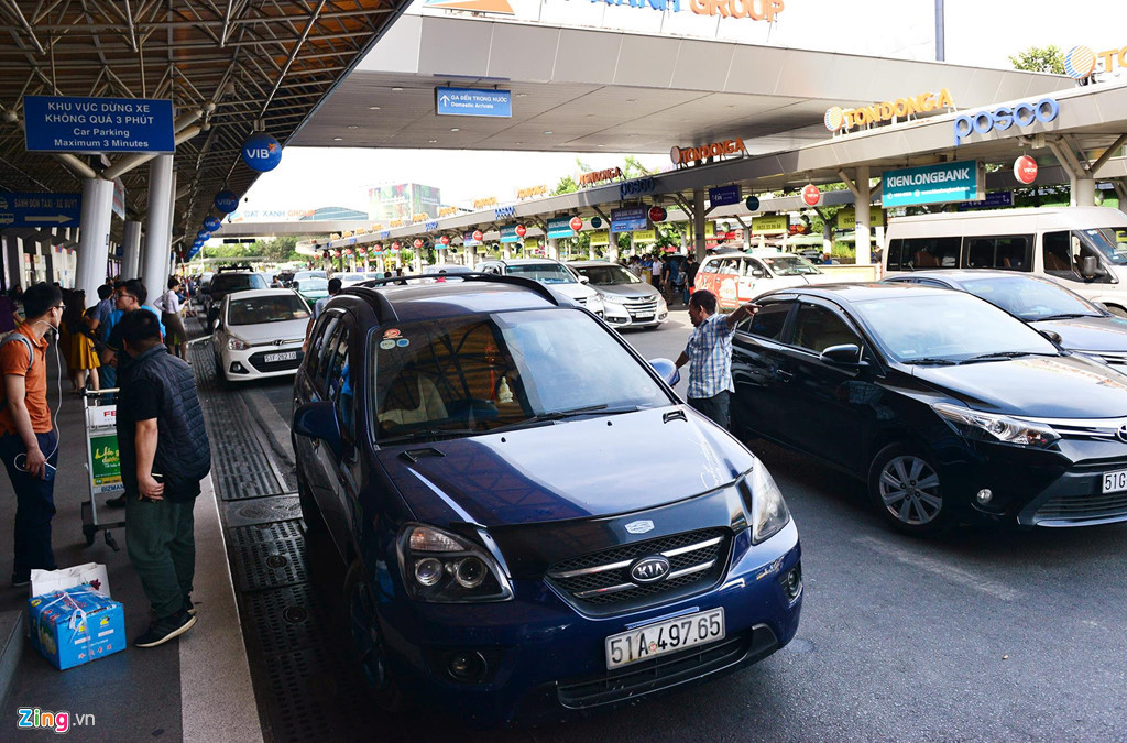 Khu vực phương tiện giao thông công cộng cũng là một tiêu chí bị giảm điểm của cảng hàng không quốc tế Tân Sơn Nhất. Bên trong sân bay, khu vực trước cửa đi và đến ga quốc nội lẫn quốc tế các loại ôtô, xe khách, xe buýt phải di duyển rất chậm để đón trả khách. Tình trạng các phương tiện dừng chờ quá 3 phút, gây ách tắc, lộn xộn thường xuyên xảy ra.