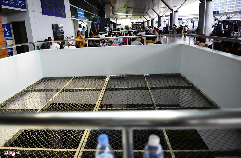 Tổng công ty Cảng hàng không (ACV) vừa trình Bộ Giao thông Vận tải báo cáo nghiên cứu tiền khả thi xây dựng nhà ga hành khách T3 và các công trình phụ trợ để khắc phục quá tải hành khách tại sân bay quốc tế Tân Sơn Nhất. Theo đó, ACV đề xuất xây dựng công trình trên với công suất thiết kế 20 triệu khách mỗi năm, tổng diện tích mặt sàn khoảng 100.000 m2. Nhà ga sẽ được trang bị nhiều thiết bị, công nghệ hiện đại.