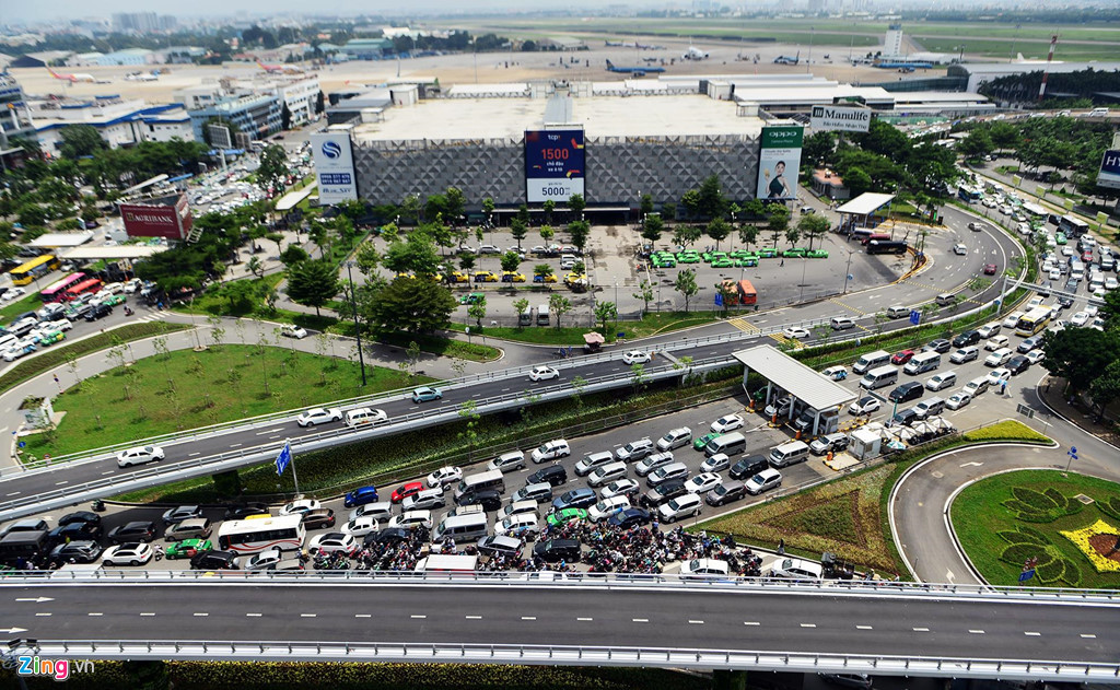 Bên cạnh đó, trước cổng sân bay thời gian qua được xây dựng cầu vượt nhưng vẫn thường xuyên phải chịu áp lực giao thông rất lớn từ các hướng ra vào.