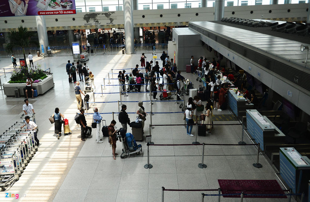 Sân bay Tân Sơn Nhất dự kiến sẽ đạt 45 triệu khách vào năm 2025, trong khi đó, tổng công suất của 2 nhà ga hiện hữu mới đạt khoảng 28 triệu khách mỗi năm.