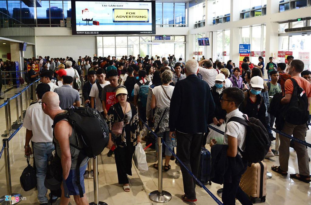 Vào dịp cao điểm Tết Nguyên đán 2019, tại khu vực soi chiếu an ninh của hãng Vietjet Air, nhiều thời điểm hàng nghìn hành khách phải xếp thành nhiều hàng kéo đến ga đến quốc tế để chờ làm thủ tục.