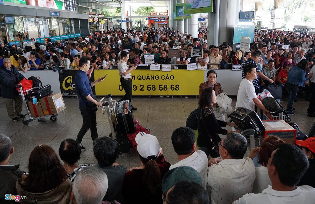 Thời gian qua, nhất là vào các thời điểm lễ, Tết, các khu vực cửa đón ga đến quốc nội, quốc tế của sân bay Tân Sơn Nhất luôn trong tình trạng quá tải.