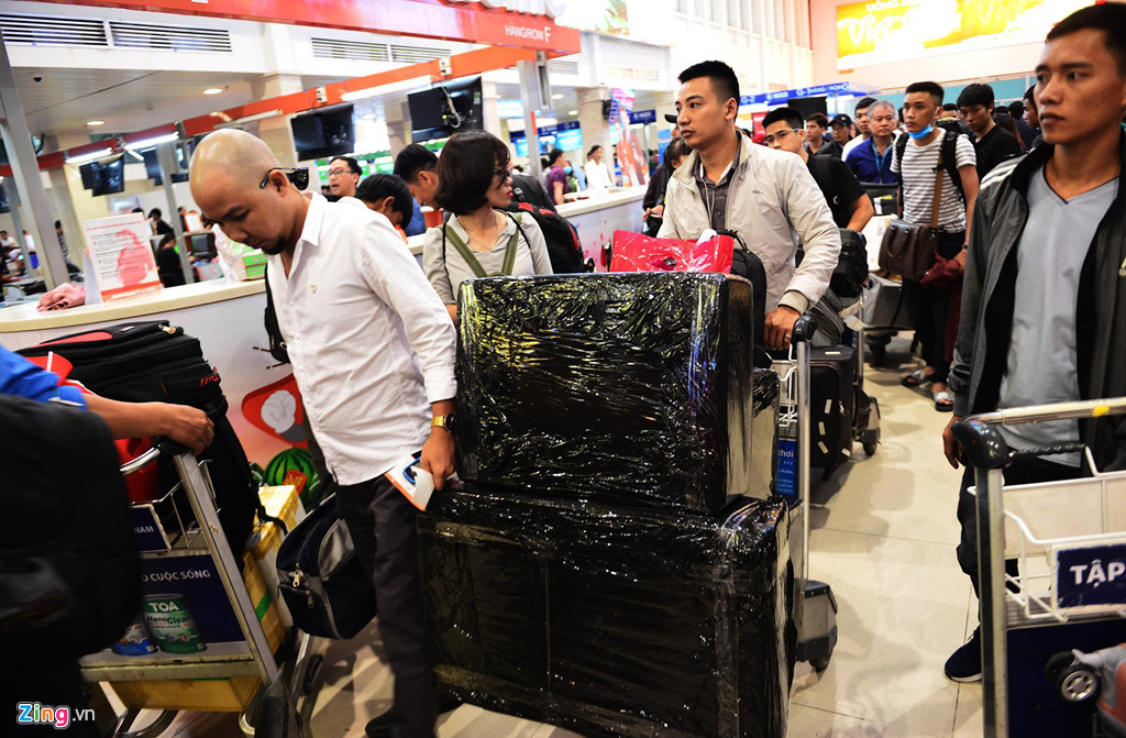 Tuy nhiên, vào nhiều thời điểm, nhất là dịp lễ, Tết, khu vực nhà ga đi tại ga quốc nội lại luôn đông đúc, chật chội. Đây là 1 trong 4 tiêu chí bị giảm điểm trong năm nay của sân bay này ngoài tiêu chí ga đến, phương tiện giao thông công cộng và khu vực phòng chờ ra tàu bay.