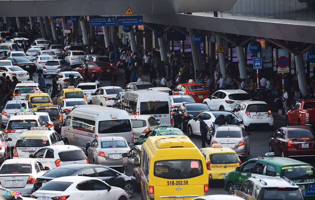 Vi sao Tan Son Nhat bi xep 'bet bang' ve chat luong dich vu-Hinh-2