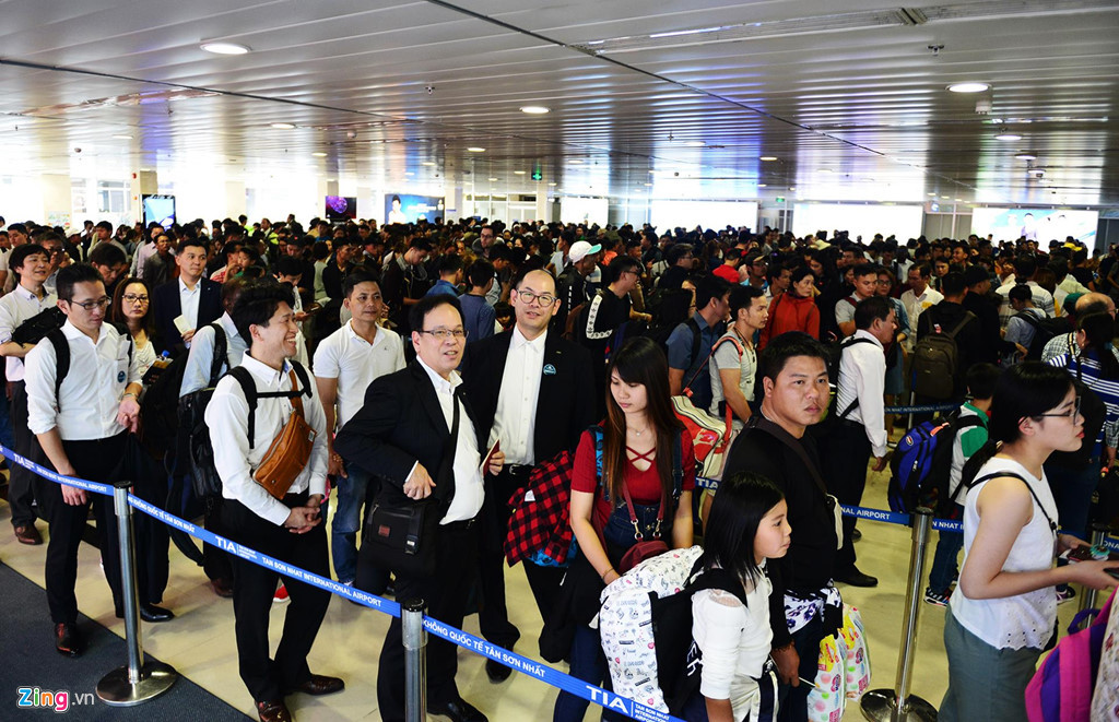 Khu vực soi chiếu an ninh của hãng hàng không Vietnam Airlines vẫn thường xuyên xảy ra tình trạng khách phải xếp thành nhiều hàng dài, mất nhiều thời gian mới đến lượt.