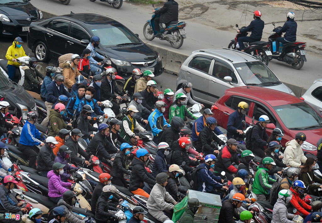 Có đoạn thắt nút cổ chai, mặt đường chỉ còn một nửa do vướng công trường.