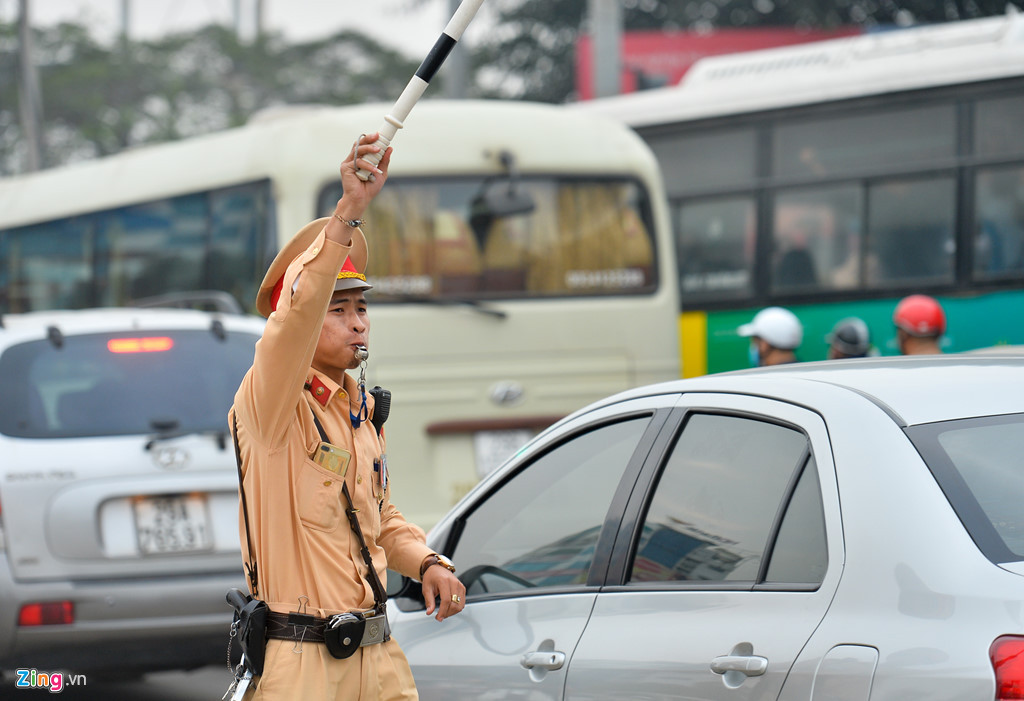 Lực lượng cảnh sát giao thông thường xuyên phải có mặt tại ngã tư Trường Chinh - Lê Trọng Tấn. Tuy nhiên, hiện tượng ùn tắc khó lòng được giải quyết triệt để.