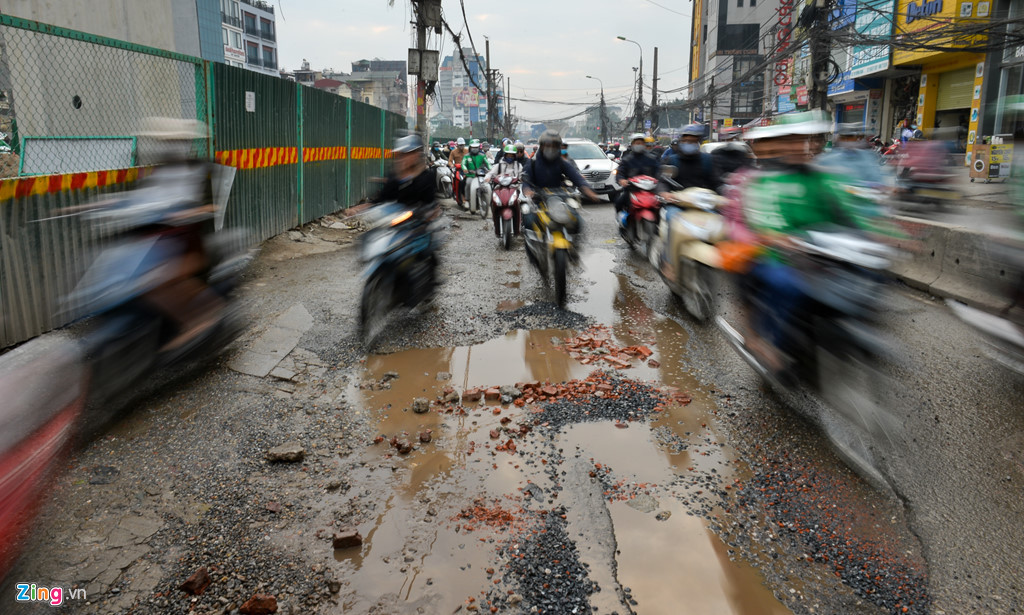 Mặt đường đã nhỏ, các phương tiện còn phải vòng tránh các “ổ voi”, “ổ gà”.