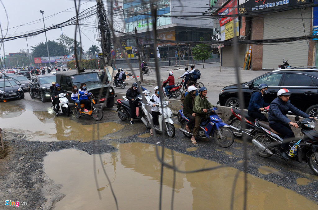 Tuy nhiên, trong thời gian thi công, đường Trường Chinh (đoạn giao với Lê Trọng Tấn) bị hỏng. Nhiều “ổ voi” xuất hiện, đe doạ sự an toàn của người đi đường.