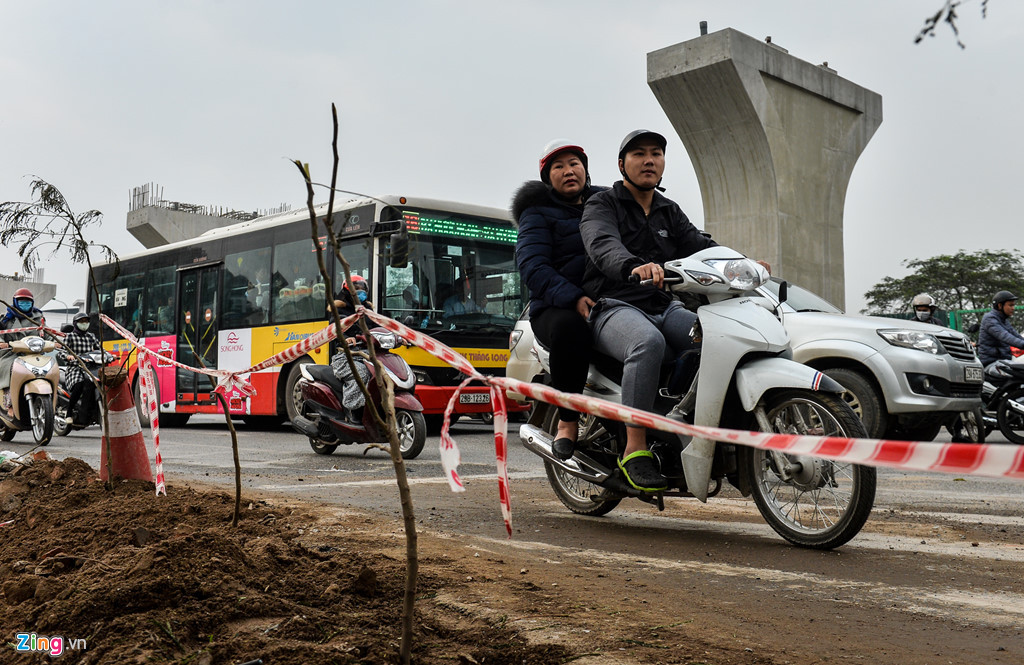 Dọc đường, vật liệu xây dựng nằm ngổn ngang, có đoạn đào lên nhưng chưa kịp lấp, chỉ xử lý tạm bợ bằng việc căng dây.