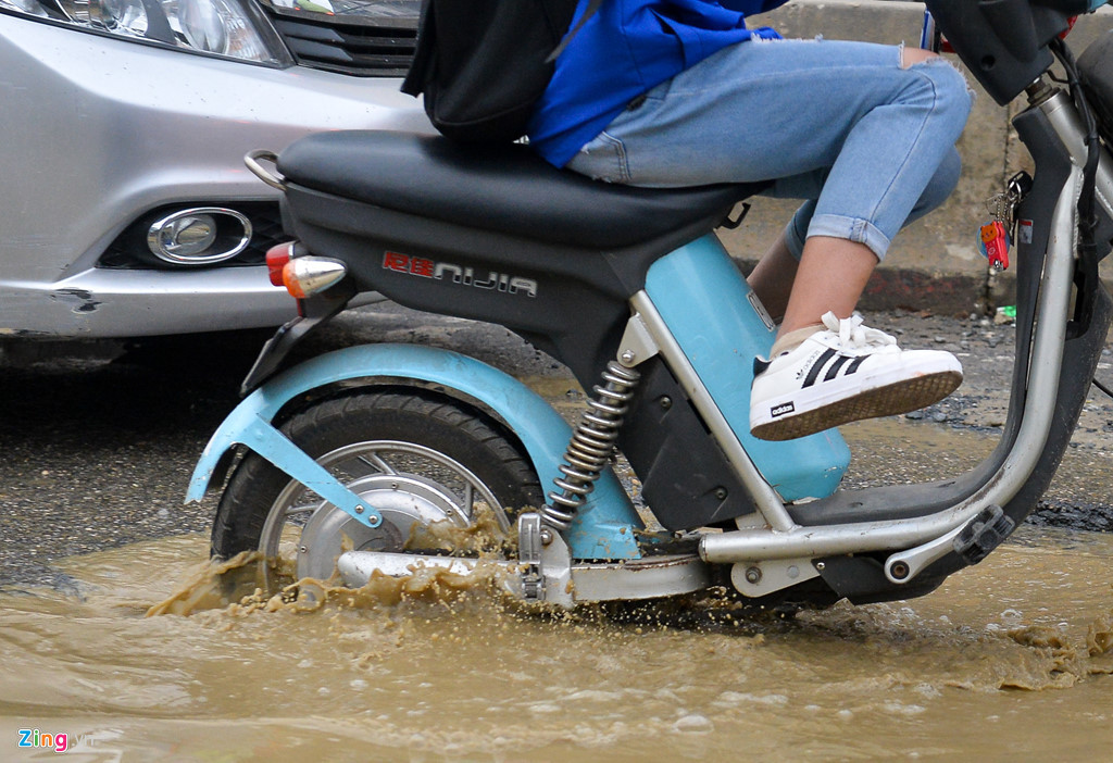 Với xe tay ga hoặc xe đạp điện, các “ổ voi” có thể ngập đến nửa bánh xe.