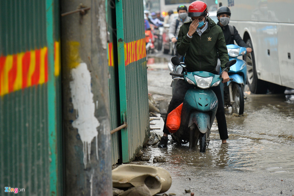Có người bị mất đà, buộc phải chống chân xuống vũng nước để giữ thăng bằng.