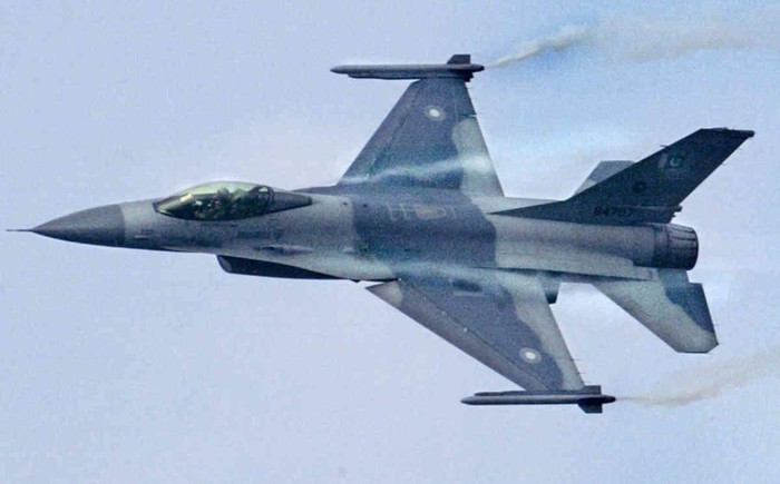 Ngày nay, sau hơn 30 năm trang bị, F-16 vẫn được coi là máy bay chiến đấu “cao cấp” của Pakistan và nhiệm vụ chính của nó là chiếm quyền chủ động trên không; bay che đầu cho các loại máy bay khác trong chiến đấu.