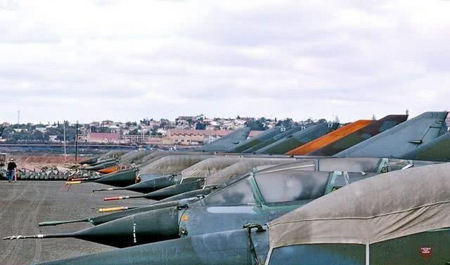 Trong biên chế của Không quân Pakistan hiện nay cũng còn một loại máy bay chiến đấu hạng nhẹ nữa là Miragie III/V do Pháp sản xuất, nhưng được Pakistan mua lại của Australia và Ai Cập, sau khi không quân các nước này loại biên. Số Miragie III/V được Pakistan thuê sửa chữa, nâng cấp; tuy nhiên đây là những loại máy bay được sản xuất từ thập niên 1960, khó đáp ứng yêu cầu chiến tranh hiện đại, mà chỉ đóng vai trò dự bị.