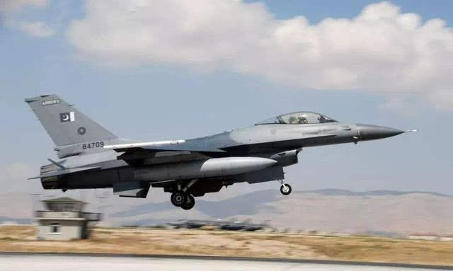 F-16 là loại máy bay chiến đấu hiện đại nhất của Pakistan, tầm quan trọng của F-16 là không thể nghi ngờ. Trong thời kỳ Chiến tranh Lạnh, F-16 của Không quân Pakistan đã ngăn chặn hiệu quả máy bay chiến đấu của Liên Xô và Afghanistan.