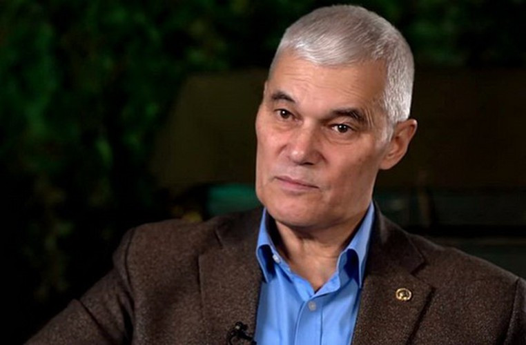 Một cuộc tấn công lớn nhằm vào sân bay quân sự này, sử dụng hơn 300 đạn tên lửa đã chứng minh là có thể qua mặt các tổ hợp Pantsir-S1, Tor-M2U hay S-400 triển khai tại đây.