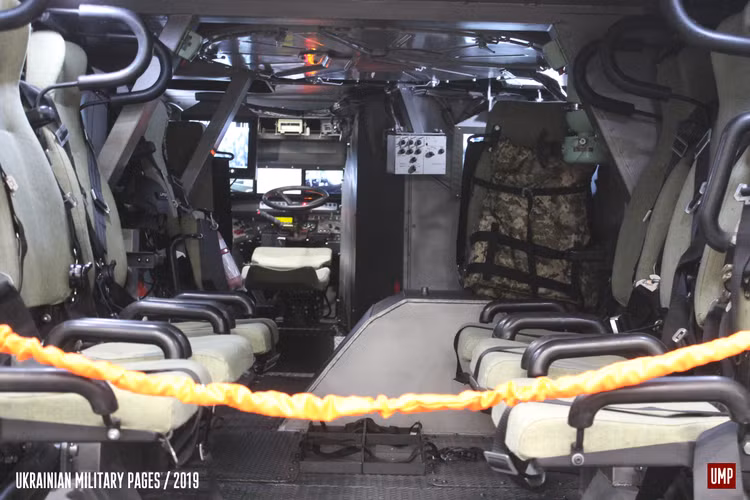 Nhà sản xuất cho biết, dòng xe thiết giáp này đáp ứng được yêu cầu bọc thép theo chuẩn STANAG 4 - nghĩa là chống đỡ được tối đa 8 kg TNT mà không ảnh hưởng tới người ngồi trong xe.