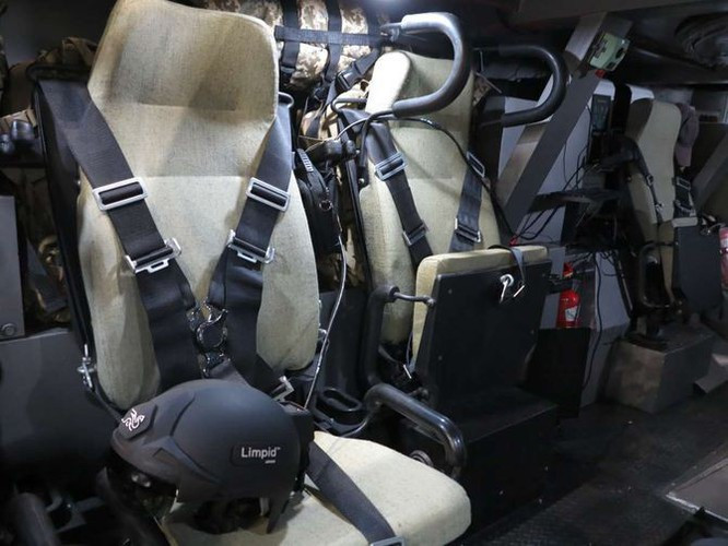 Bên trong xe được thiết kế hợp lý nhằm tiết kiệm được không gian sẽ tối ưu trong trường hợp sơ tán, cần có không gian cho thương binh nằm cáng.