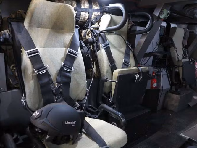 Bên trong xe được thiết kế hợp lý nhằm tiết kiệm được không gian sẽ tối ưu trong trường hợp sơ tán, cần có không gian cho thương binh nằm cáng.