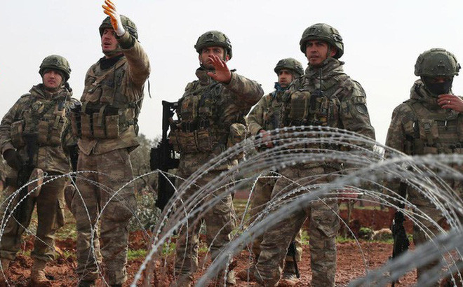 Mặc dù Thổ Nhĩ Kỳ có quân đội lớn thứ hai của khối NATO (chỉ sau Mỹ), nhưng về trang bị vũ khí của Quân đội Thổ Nhĩ Kỳ còn nhiều hạn chế so với quân đội một số thành viên trong khối như Mỹ, Anh hay Đức.