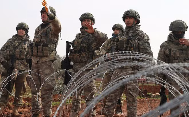 Mặc dù Thổ Nhĩ Kỳ có quân đội lớn thứ hai của khối NATO (chỉ sau Mỹ), nhưng về trang bị vũ khí của Quân đội Thổ Nhĩ Kỳ còn nhiều hạn chế so với quân đội một số thành viên trong khối như Mỹ, Anh hay Đức.